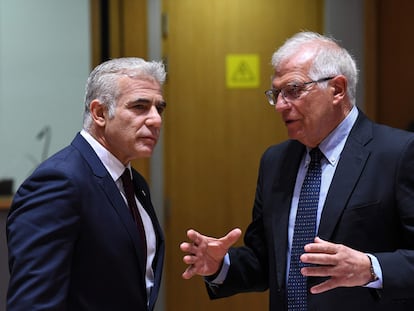 El ministro de Exteriores de Israel, Yair Lapid, y el jefe de la diplomacia europea, Josep Borrell, en un encuentro en Bruselas, este lunes, 12 de julio.