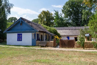 Jurilovca es un encantador pueblo de pescadores en el delta del Danubio, fundado en el XIX por una comunidad rusa deportada por Pedro el Grande. Ofrece acceso directo al cabo Dolosman, un auténtico paseo marítimo rocoso, el único de la costa rumana del Mar Negro: tres kilómetros de longitud, casi 20 metros de altura máxima y refugio de especies esteparias. A sus pies espejea el Razim, el lago natural más grande del país. Al espectáculo natural se suma el histórico, con las ruinas de la fortaleza de Argamum, el yacimiento arqueológico más antiguo hallado en la actual Rumania, fechado en el siglo VI antes de Cristo.