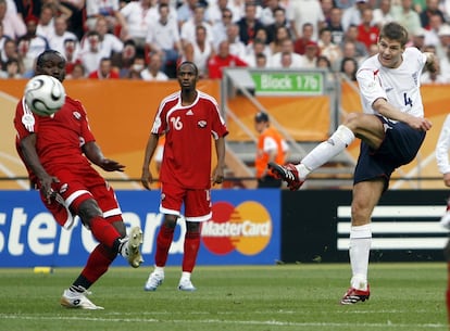 Desde sua estreia com a equipe de Anfield, em 1998, em um jogo diante do Blackburn, quando substituiu o norueguês Vegard Heggem, Gerrard disputou 710 encontros com a icônica camisa dos Reds. Na imagem, Steven Gerrard marca o segundo gol contra Trinidad e Tobago durante a Copa do Mundo de 2006, na Alemanha, no dia 15 junho de 2006.