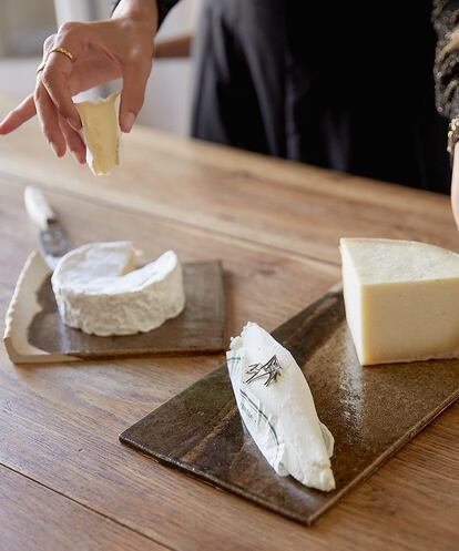 En la cocina, una selección de quesos: Fiore Sardo (Cerdeña), Bouyguette (Francia) y Camembert.