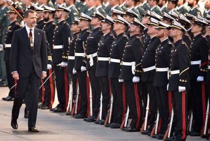 El rey Felipe VI ha sido recibido en la Carrera de San Jerónimo por Rajoy y tras escuchar el himno nacional ha pasado revista a las tropas.