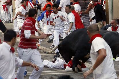 En Mercaderes ha protagonizado uno de los momentos de más peligro de la carrera, puesto que ha embestido a un grupo de mozos que estaba a su izquierda y posteriormente se ha dado la vuelta mirando a los corredores que quedaban a la derecha del vallado.