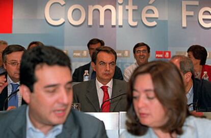 El líder del PSOE, José Luis Rodríguez Zapatero (en segundo plano), en la reunión del comité federal.