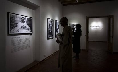 Fotografías de la exposición del museo principal, Kër Messaoud, 'Ensoñaciones de ayer, fantasías del presente', que cuenta con antiguas imágenes de mujeres de Saint Louis, que datan de las primeras décadas del siglo XX.