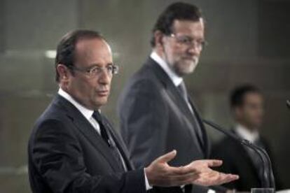 El jefe de Gobierno español, Mariano Rajoy (d), y el presidente francés, François Hollande, durante la rueda de prensa que han ofrecido tras reunirse hoy en el palacio de la Moncloa.