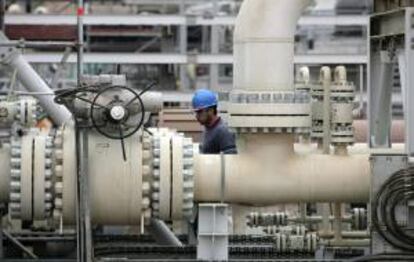 Un trabajador camina por las instalaciones de la planta de Gas Natural Licuado (GNL) en Quintero,  (Chile). ENAP mantenía desde el 2007 un contrato de suministro de gas con la empresa GNL Chile S.A. (GNLC), de la cual es accionista (33,3 %). EFE/Archivo