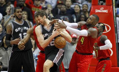 Pau Gasol lucha con Millsap. 