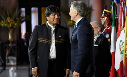 Evo Morales, con su homólogo argentino Mauricio Macri, la cumbre de Mercosur.