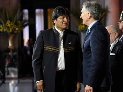 Evo Morales, con su homólogo argentino Mauricio Macri, la cumbre de Mercosur.