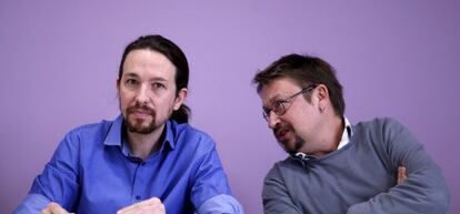 El líder de Podemos, Pablo Iglesias, junto al cabeza de lista de En Comú Podem, Xavier Domenech.