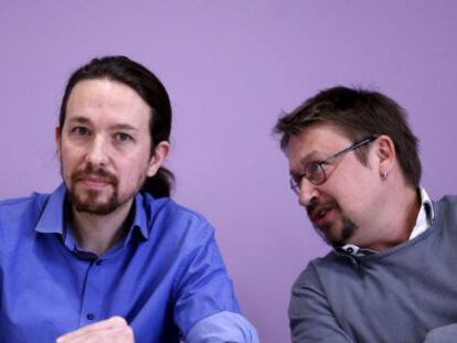 El l&iacute;der de Podemos, Pablo Iglesias, junto al cabeza de lista de En Com&uacute; Podem, Xavier Domenech.
