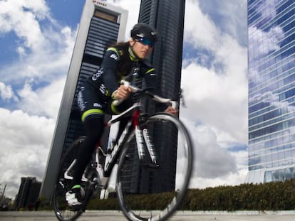 Helena Casas, en la zona financiera Cuatro Torres de Madrid.