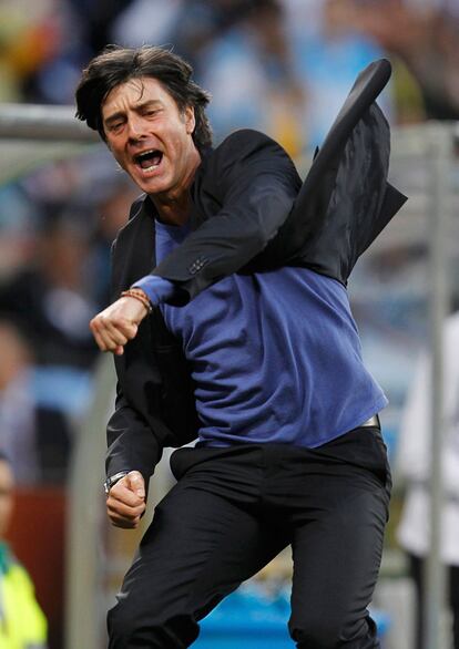 El entrenador alemán, Joachim Loew, celebra el tercer gol de su selección frente a Alemania.