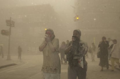 Varios kilómetros a la redonda quedaron afectados por los atentados y el derrumbe de las dos inmensas torres. En la imagen, varios ciudadanos aparecen cubiertos de polvo mientras huyen de la zona.