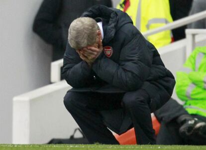 Arsene Wenger se lamenta tras perder ante el Tottenham.