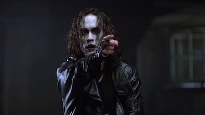 Brandon Lee em uma cena de 'O corvo'.