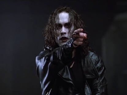 Brandon Lee em uma cena de 'O corvo'.