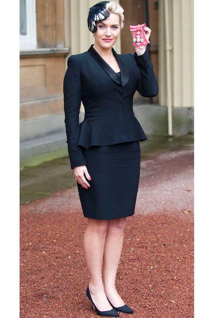 Kate Winslet acudió con un look sobrio, acorde con la ocasión, a la ceremonía de investidura celebrada en el Buckingham Palace. La actriz lució un conjunto negro compuesto por una falda y chaqueta peplum de Alexander McQueen.