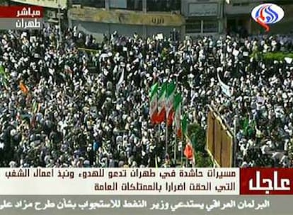 En esta imagen de la TV iraní se ven miles de seguidores del presidente iraní en la calle para respaldar los resultados electorales que dieron la victoria a Mahmud Ahmadineyad