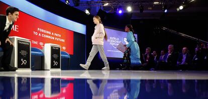 Greta Thunberg se dirige a una mesa redonda en el Foro Económico Mundial en Davos.