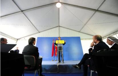 El presidente del Gobierno, José Luis Rodríguez Zapatero, durante la rueda de prensa ofrecida en la Embajada española en Pekín