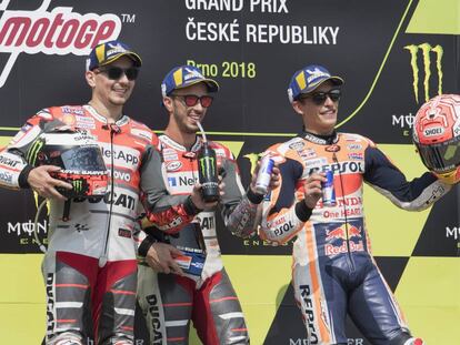 Jorge Lorenzo, Andrea Dovizioso y Marc Márquez en el podio de MotoGP del Gran Premio de la República Checa.