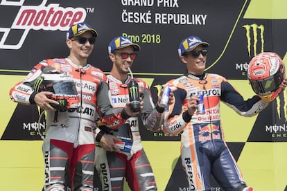 Jorge Lorenzo, Andrea Dovizioso y Marc Márquez en el podio de MotoGP del Gran Premio de la República Checa.