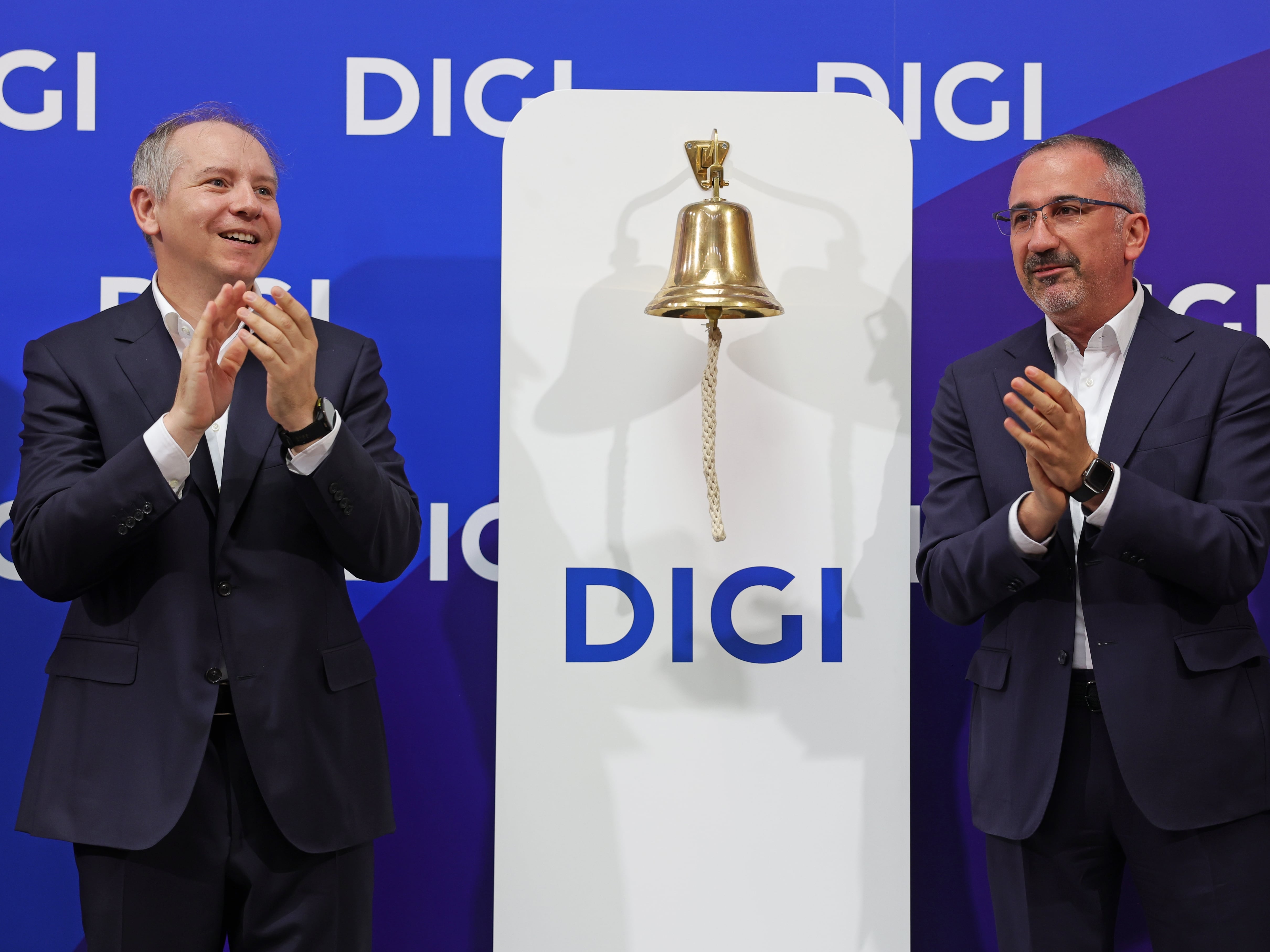 Serghei Bulgac, CEO del Grupo Digi Communications, y Marius Varzaru, consejero delegado de Digi Spain, durante el debut en Bolsa de la firma.