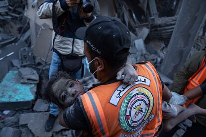 Un trabajador de emergencias traslada a un niño herido tras un ataque israelí en Jan Yunis. 