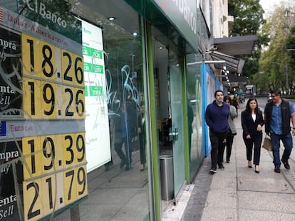 Precio de compra y venta de dólares y euros en un banco de Ciudad de México, el 11 de enero de 2023.