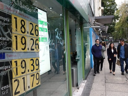 Precio de compra y venta de dólares y euros en un banco de Ciudad de México, el 11 de enero de 2023.