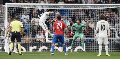 Sergio Ramos remata de cabeza en una acción del partido.