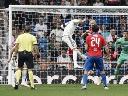 Sergio Ramos remata de cabeza en una acción del partido.