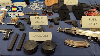 Cargadores, armas cortas, fusiles y útiles, como bridas, o un "kit para secuestros" con pasamontañas o chalecos antibalas, intervenidos en la Operación Green de la Policía Nacional.