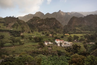 Fábrica de aguardiente o grogue en el valle de Paul, en Santo Antão. La plantación de la caña de azúcar que domina el paisaje agrícola de las zonas con más recursos hídricos, ocupa hasta el 70% de la superficie de regadío. El monocultivo de la caña de azúcar es el resultado de la dificultad que enfrentan los pequeños productores para comercializar sus productos hortofrutícolas, ya que individualmente carecen de posibilidades para acceder a mercados más atractivos.