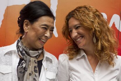 Yoko Komatsubara y María Ángeles Carrasco, ayer en Sevilla.