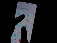 Una persona realiza una transferencia Bizum desde un teléfono móvil.