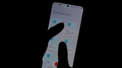 Un usuario realiza un Bizum desde su dispositivo móvil.