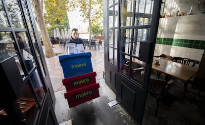 Un empleado de Makro hace un reparto en un bar en una imagen facilitada por la empresa.