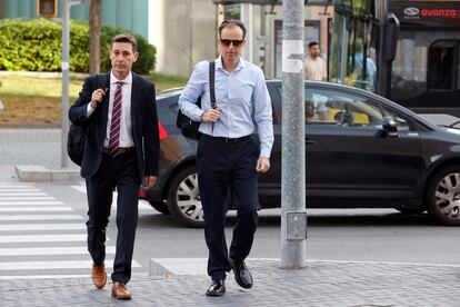 Josep Santacana (a la derecha) junto a su abogado, Juan Segarra, a su llegada este viernes a la Ciutat de la Justicia de Barcelona. 
