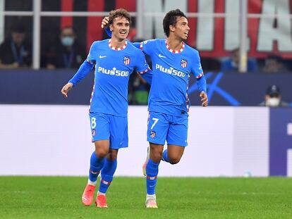 Griezman y João Félix celebran el gol del primero que suponía el empate a uno en el Milan-Atlético (1-2) disputado el martes en San Siro.  REUTERS/Daniele Mascolo