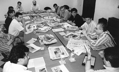 Gabriel García Márquez, a la derecha, dirige un taller en la Fundación para el Nuevo Periodismo Iberoamericano, en Cartagena de Indias en 1998