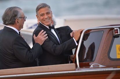 George Clooney deixa o hotel Cipriani depois do coquetel.