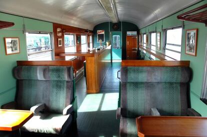 Los seis vagones de los que tira eran en 1950 coches de primera clase y se caracterizan por ser espaciosos y cómodos, algo inusual en los modernos trenes actuales.