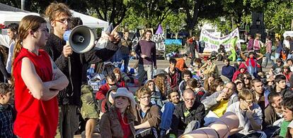 Varios cientos de personas realizan la primera asamblea de la mañana en la plaza Catalunya