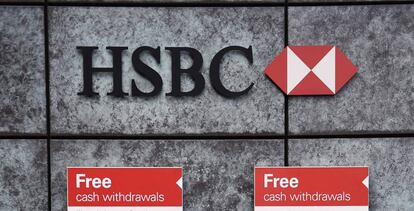 Clientes sacan dinero de un cajero de HSBC en Birmingham (Reino Unido).