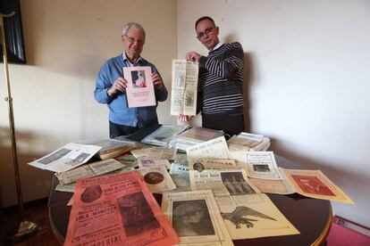 Nicolás Oriol de Alarcón (izquierda) y su sobrino José María Oriol López, con ejemplares de los programas de mano de teatro de José Oriol Catena.