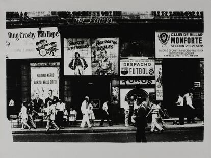 'La Rambla de Barcelona', fotografiada per Miserachs el 1962. Reproduïda a 'Barcelona. Blanc i negre'.