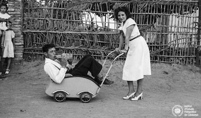 Una de las imágenes recogidas en el libro: una pareja de novios festeja el 18 de julio de 1950.  