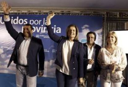 La ministra de Empleo, Fátima Báñez (2-d), junto al presidente del PP Cádiz, Antonio Sanz; el presidente de la Diputación gaditana, José Loaiza, y la alcaldesa de Jerez, Maria José Garcia Pelayo (i-d), durante la clausura de la quinta Escuela de Verano del PP de Cádiz.